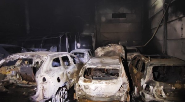 Incêndio destrói oficina mecânica e atinge 16 veículos em Chapecó