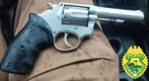 Após denúncias, homem com mandado de prisão por homicídio é detido portando arma de fogo