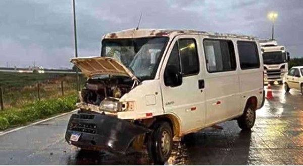 𝗩𝗮𝗻 𝗲 𝗰𝗮𝗺𝗶𝗻𝗵ã𝗼 𝘀𝗲 𝗲𝗻𝘃𝗼𝗹𝘃𝗲𝗺 𝗲𝗺 𝗮𝗰𝗶𝗱𝗲𝗻𝘁𝗲 𝗻𝗮 𝗕𝗥-𝟭𝟲𝟯