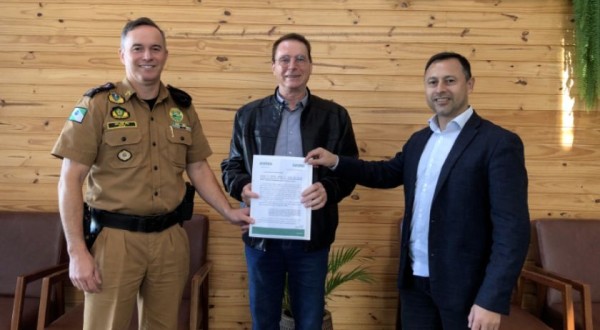 Major Pitz entrega a Pedron ofício com demandas para senador da República