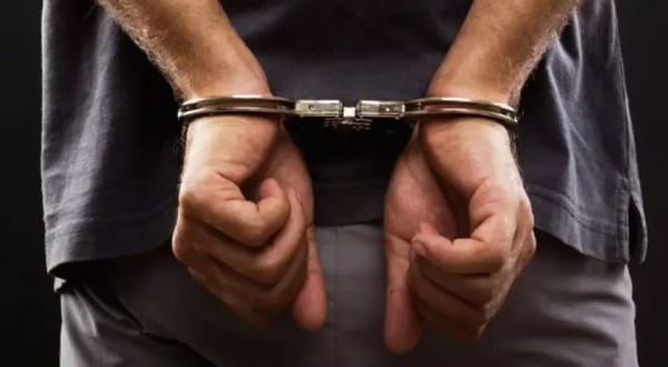 Homem é preso após perseguição policial