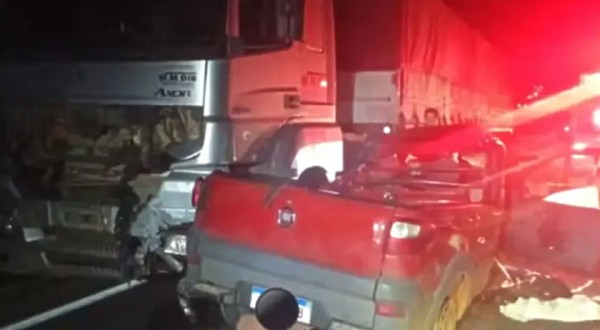 Grave colisão entre três veículos deixa dois mortos e sete feridos no Paraná