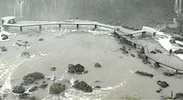 Construída há mais de 30 anos, passarela das Cataratas do Iguaçu resistiu a 46 milhões de litros de água por segundo