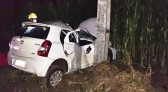 Três homens ficam feridos após carro colidir em poste na PR-180