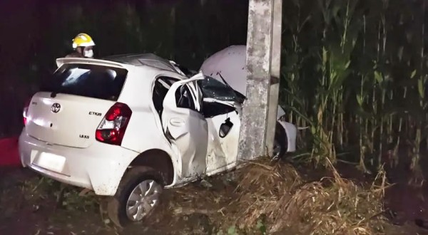 Três homens ficam feridos após carro colidir em poste na PR-180