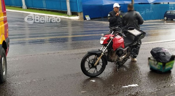 Motociclista se fere em colisão com caminhão