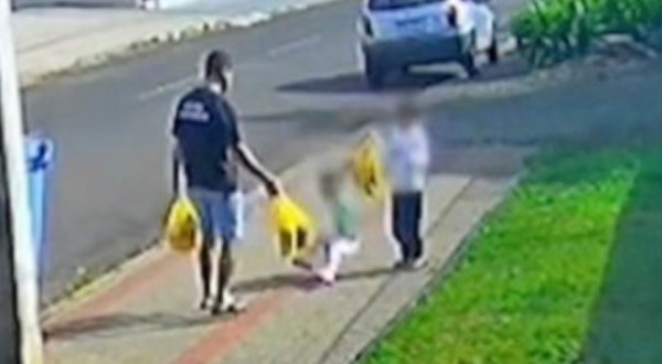 Homem que foi flagrado chutando a filha de 3 anos responderá ao processo em liberdade