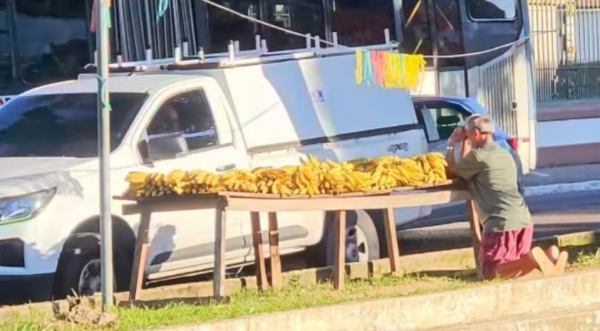 Vendedor de bananas faz oração antes de começar o trabalho e vídeo emociona milhões nas redes sociais