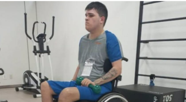 Jovem fica tetraplégico após acidente de trabalho e enfrenta rotina de superação
