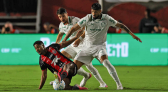 Palmeiras goleia o Vitória fora de casa e dispara na liderança do Brasileirão