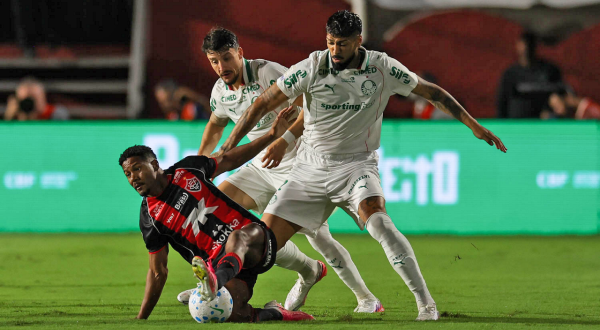 Palmeiras goleia o Vitória fora de casa e dispara na liderança do Brasileirão