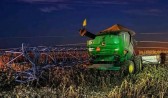 Colheitadeira atinge torre de energia e operador fica preso na cabine por risco de choque