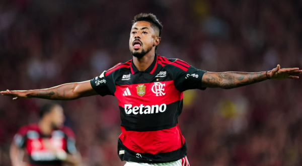 Flamengo vence o Vitória com golaços e reduz distância para a liderança