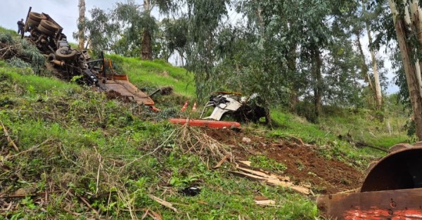 Caminhão sai da pista e tomba em ribanceira na SC-154