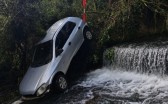 Veículo bate em defensa, atravessa rodovia e cai em rio na SC-161