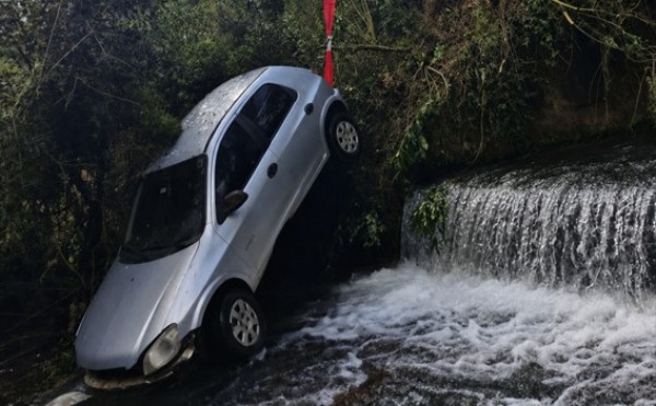 Veículo bate em defensa, atravessa rodovia e cai em rio na SC-161