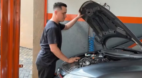 Mecânico paranaense que perdeu a visão na infância usa tato, audição e tecnologia para consertar carros
