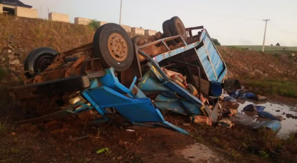 Duas pessoas morrem após caminhão carregado com carvão tombar no Paraná
