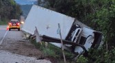 Caminhão frigorífico tomba na PRC-280 e deixa uma pessoa morta