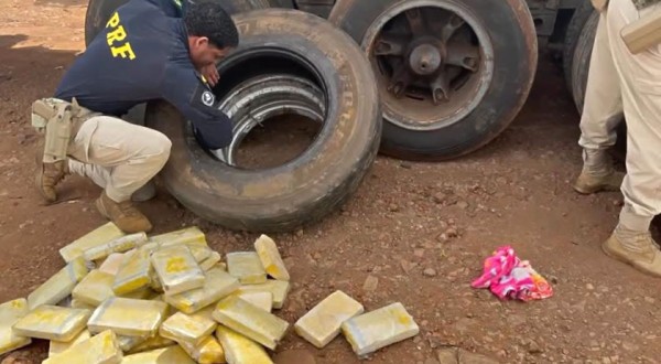 PRF apreende 95 quilos de cocaína escondidos em estepes de carreta em Cascavel