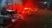 Motorista é preso por embriaguez após bater contra muro e veículo estacionado