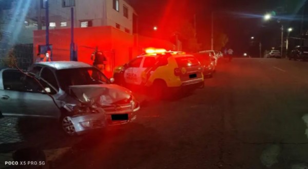 Motorista é preso por embriaguez após bater contra muro e veículo estacionado