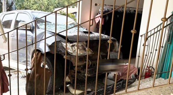 Hilux invade loja após colisão de forte impacto no Centro de Realeza