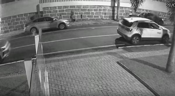 Pai é preso após atirar contra carro de árbitros por não aceitar decisão em jogo do filho