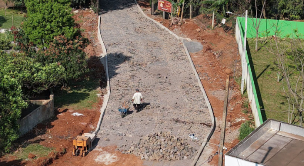Obra de calçamento avança no acesso à Rua Carmelito de Souza