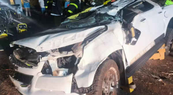 Adolescente morre e outro fica gravemente ferido após caminhonete capotar e ser atingida por caminhão na BR-376