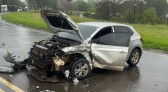 Mulher fica gravemente ferida após colisão entre carro e caminhão na PR-180