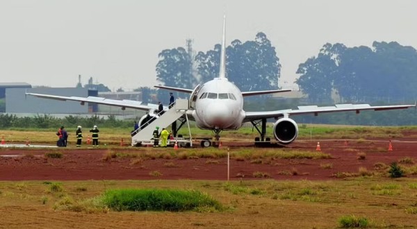 Avião da Latam com 151 pessoas a bordo sai da pista durante pouso e fica atolado na lama no Paraná