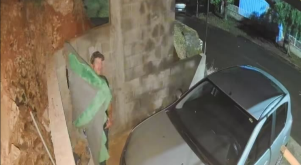 “Aladim” da madrugada? Ladrão é flagrado furtando tapete