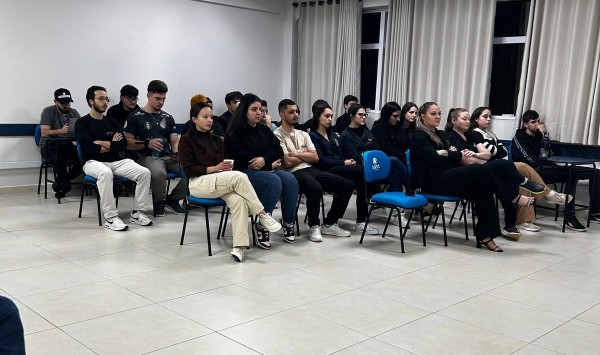 Empresário Ricardo Opolski compartilha com alunos da Unetri a aplicação da contabilidade na gestão empresarial