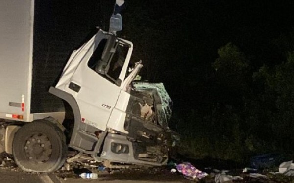 Motorista morre e três pessoas ficam feridas em colisão entre caminhões na BR-282