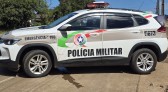 Mãe é presa após deixar filhos sozinhos em casa e ir para a festa
