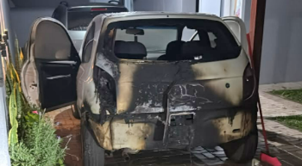 Garrafa com gasolina é encontrada ao lado de veículo após princípio de incêndio