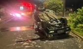 Carro fica destruído após colisão em poste e motorista é socorrido com ferimentos