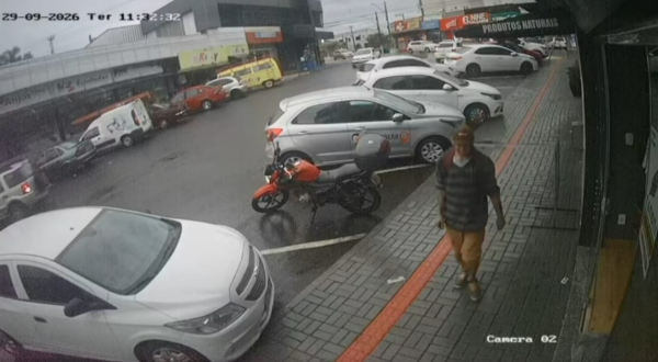 Celular é furtado dentro de loja em plena luz do dia