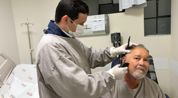 Enfermeiro corta cabelo de pacientes e ajuda a resgatar autoestima durante internações