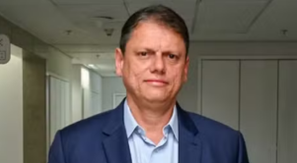 Tarcísio de Freitas é reeleito governador de São Paulo no primeiro turno