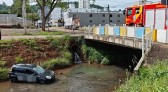 Carro cai no Rio Lonqueador após colisão