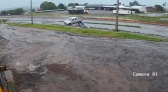 Caminhonete capota várias vezes após aquaplanagem e por pouco não atinge ciclista na BR-163