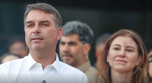Flávio Bolsonaro comemora autorização para visitar o pai e prevê encontro nesta terça-feira