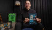 Ex-goleiro da Chapecoense lança livro sobre superação 10 anos após acidente aéreo