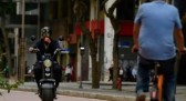 Mulher morre em moto elétrica em SP e caso expõe dúvidas sobre novas regras de 2026