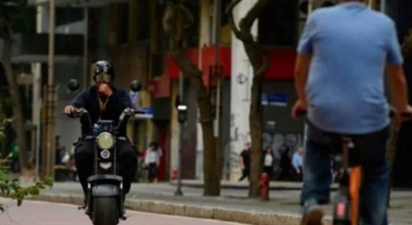 Mulher morre em moto elétrica em SP e caso expõe dúvidas sobre novas regras de 2026