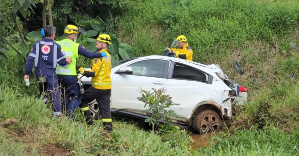 Colisão frontal entre HR-V e carreta deixa mulher e duas crianças mortas na BR-163