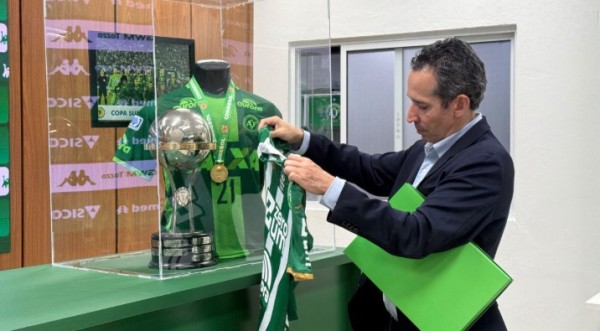Médico colombiano que atendeu vítimas da tragédia da Chapecoense visita Arena Condá