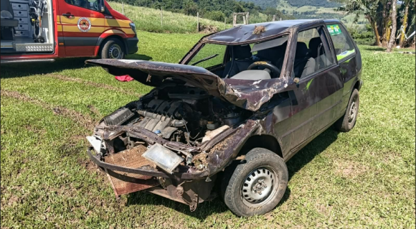 Mulher e duas crianças ficam feridas após carro capotar em rodovia
